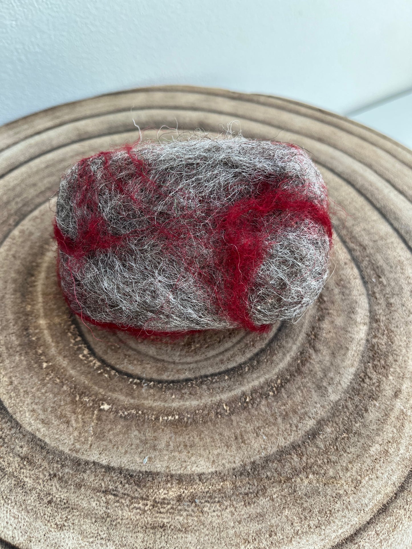 Gefilzte Seife grau-rot