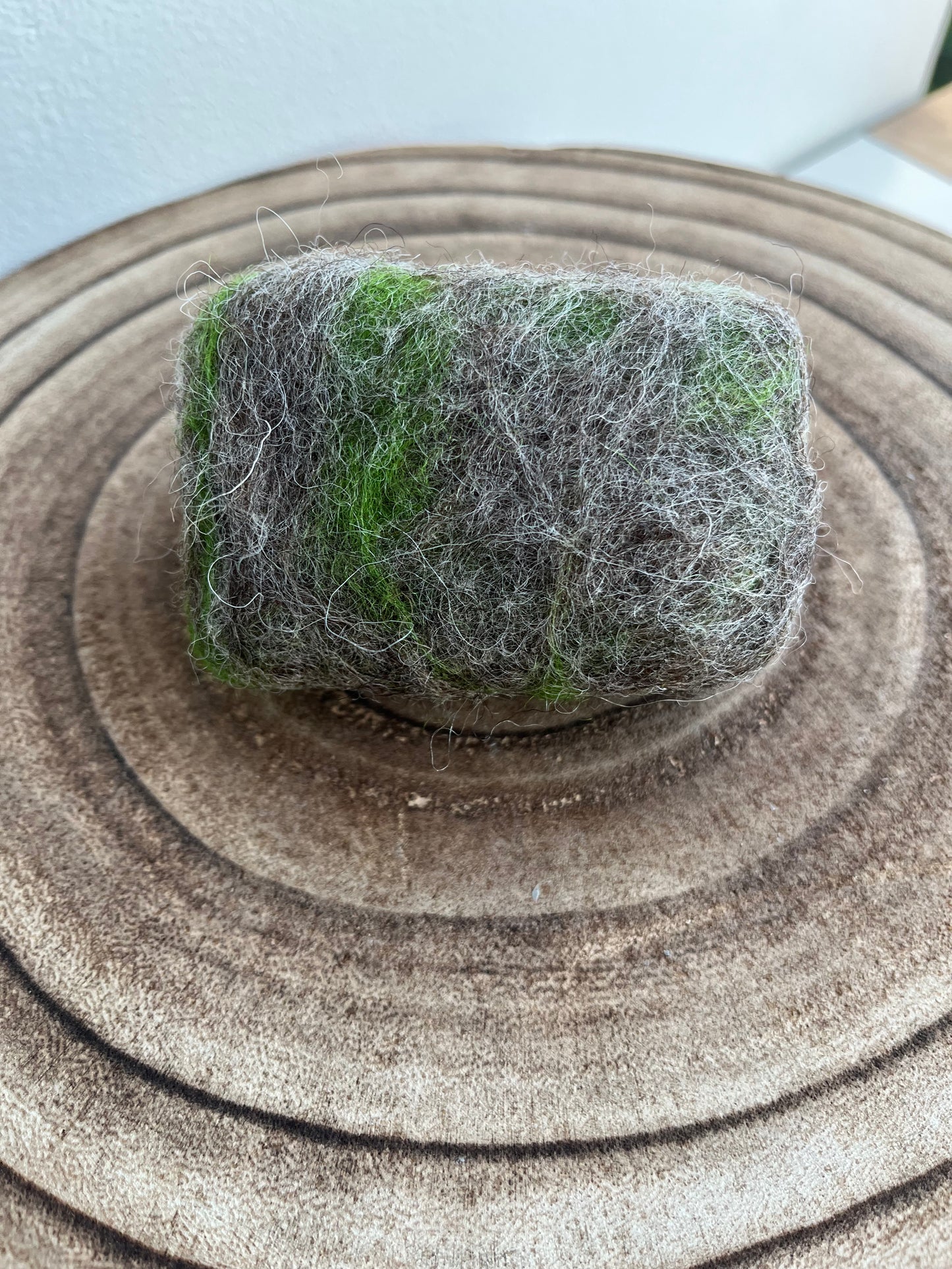 Gefilzte Seife grau-grün